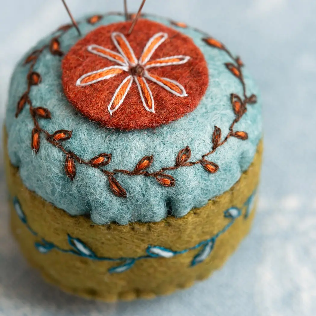 Corinne Lapierre Felt Kit | Scissor pouch & mini pincushion - Image 3